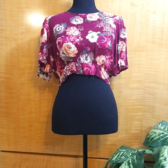 Polly & Esther Tops - Crop top in burgundy w/flowers size S.